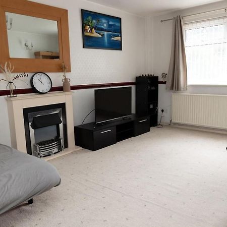 3 Bed Home Sleeps 8 People Located 1 Min From Train Stop - Otley Terrace Oldham Exterior photo