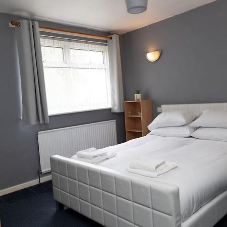 3 Bed Home Sleeps 8 People Located 1 Min From Train Stop - Otley Terrace Oldham Exterior photo