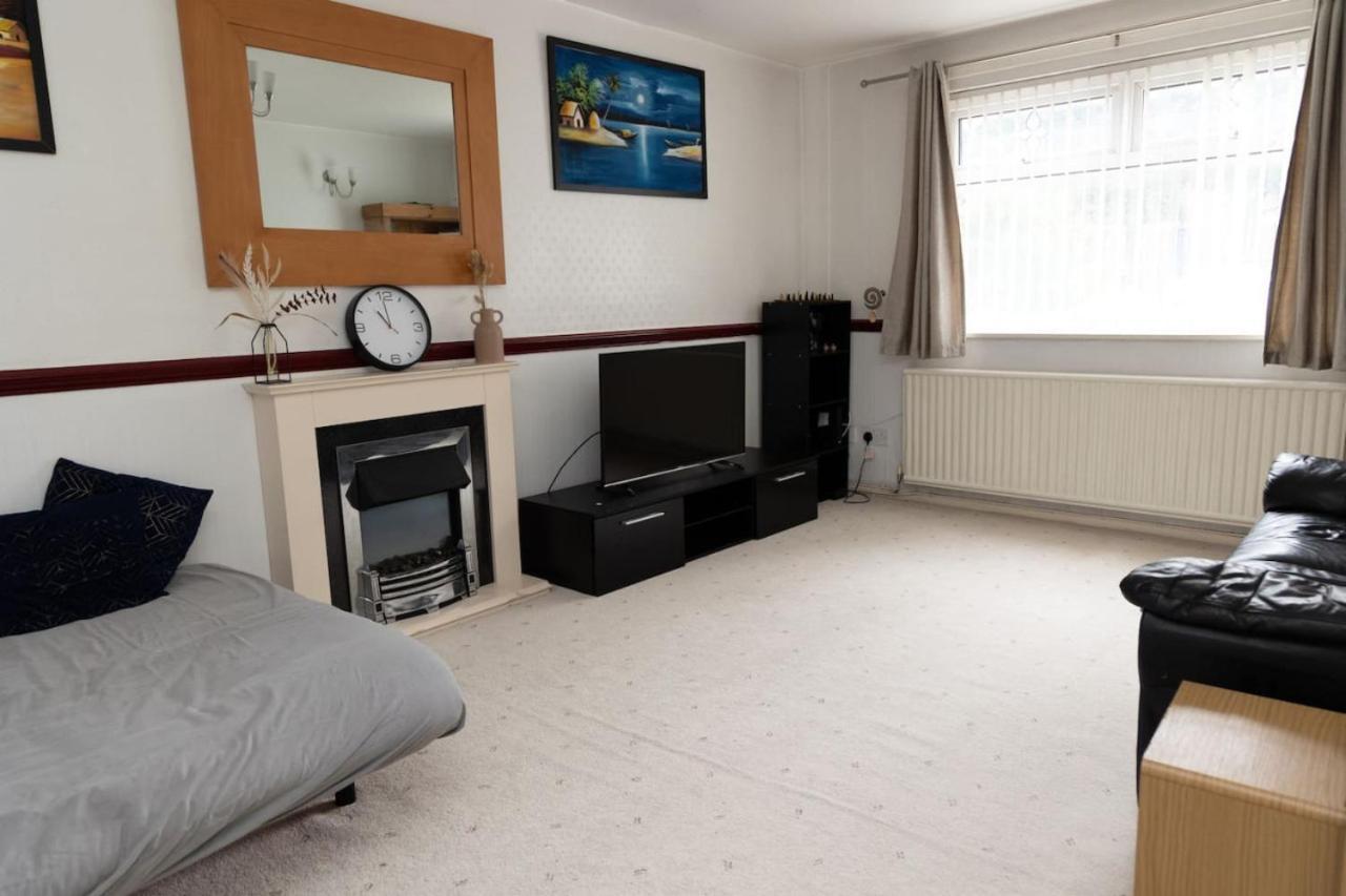 3 Bed Home Sleeps 8 People Located 1 Min From Train Stop - Otley Terrace Oldham Exterior photo