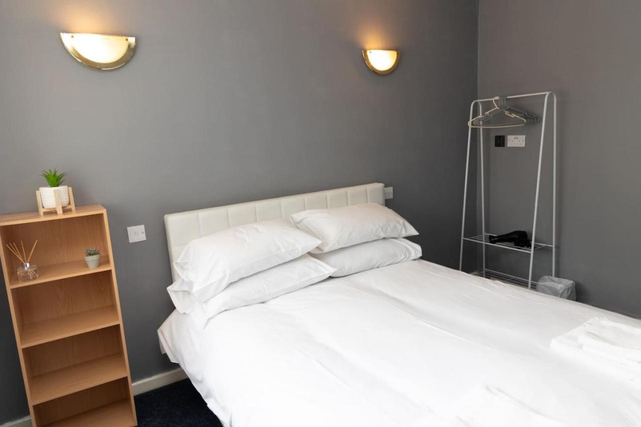 3 Bed Home Sleeps 8 People Located 1 Min From Train Stop - Otley Terrace Oldham Exterior photo