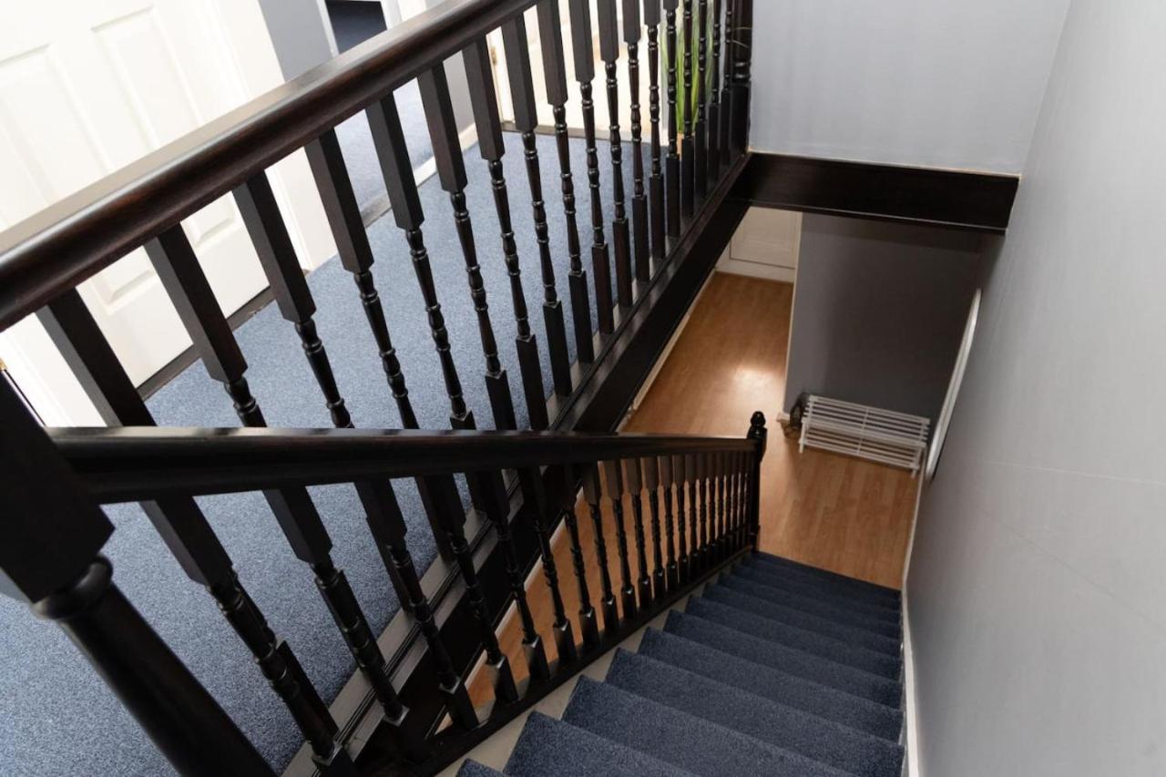 3 Bed Home Sleeps 8 People Located 1 Min From Train Stop - Otley Terrace Oldham Exterior photo