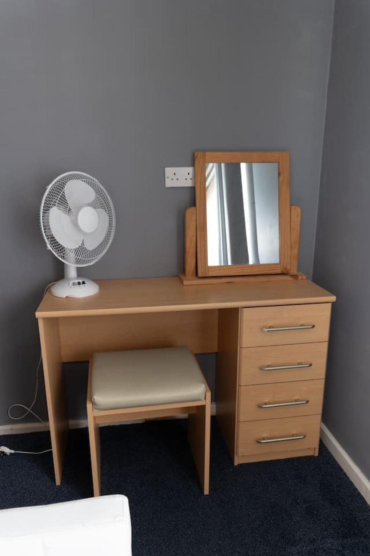 3 Bed Home Sleeps 8 People Located 1 Min From Train Stop - Otley Terrace Oldham Exterior photo