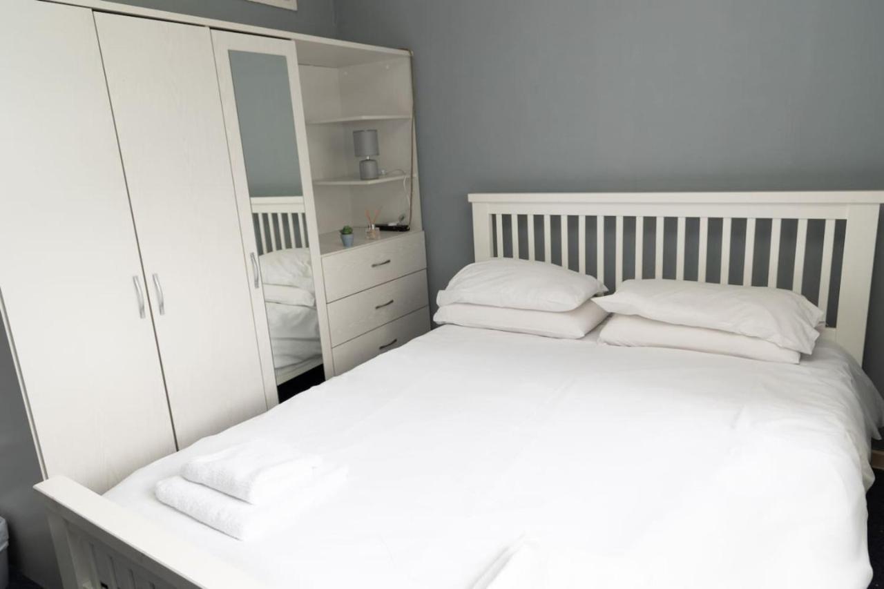 3 Bed Home Sleeps 8 People Located 1 Min From Train Stop - Otley Terrace Oldham Exterior photo