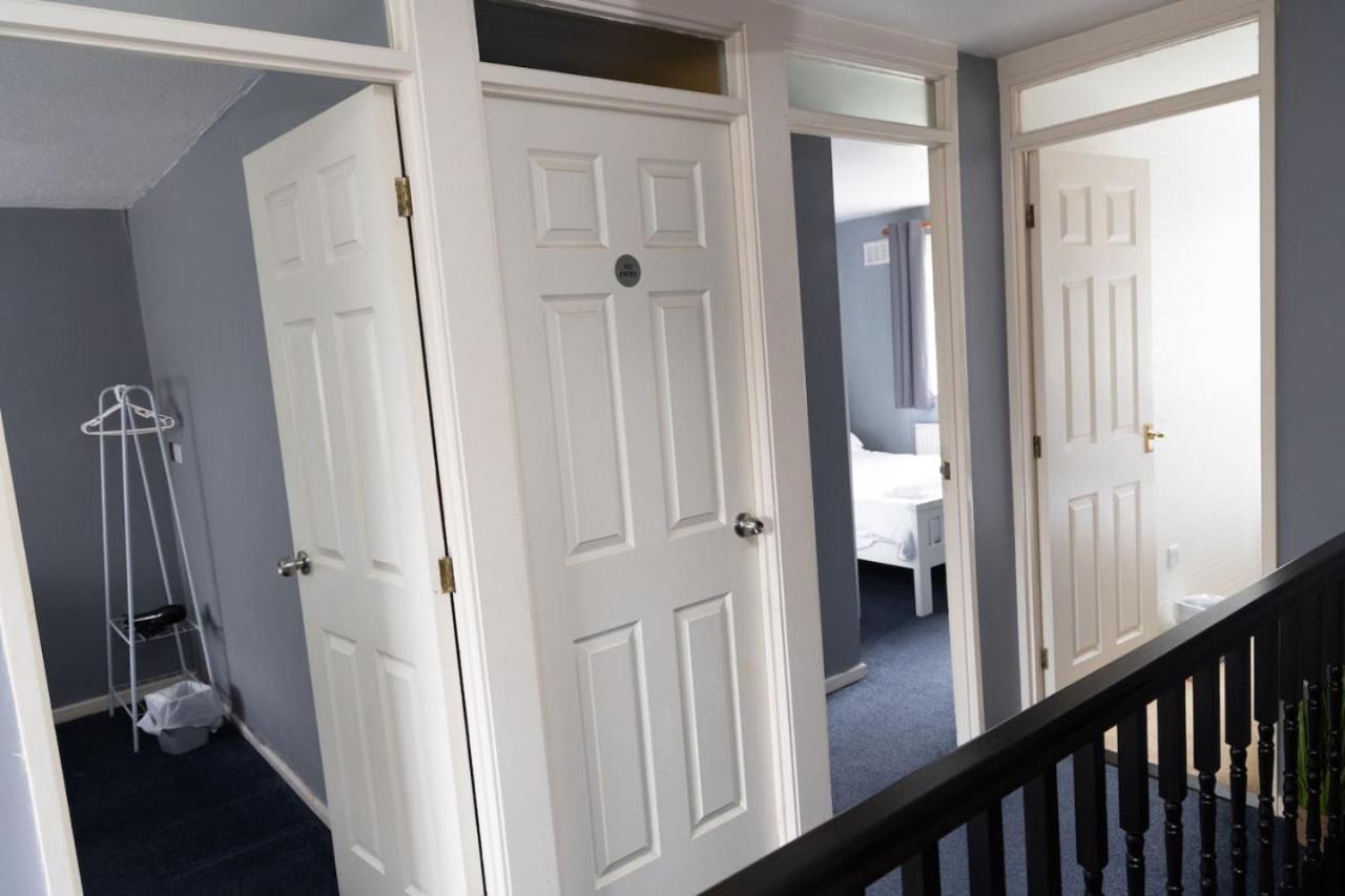 3 Bed Home Sleeps 8 People Located 1 Min From Train Stop - Otley Terrace Oldham Exterior photo