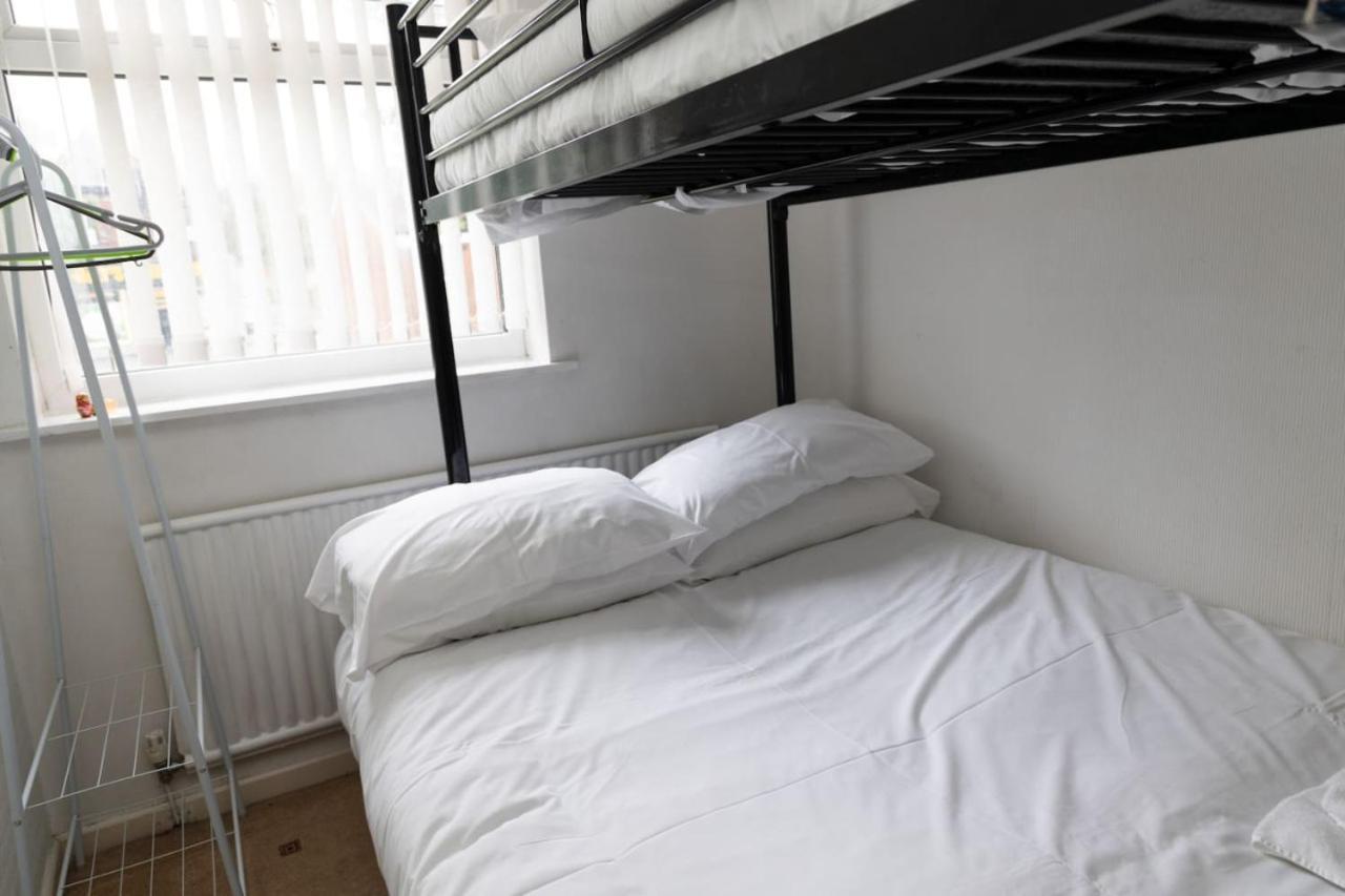 3 Bed Home Sleeps 8 People Located 1 Min From Train Stop - Otley Terrace Oldham Exterior photo