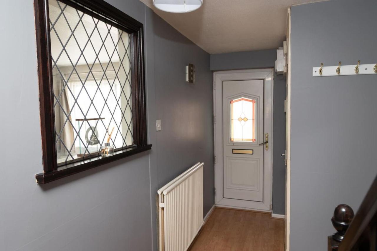 3 Bed Home Sleeps 8 People Located 1 Min From Train Stop - Otley Terrace Oldham Exterior photo