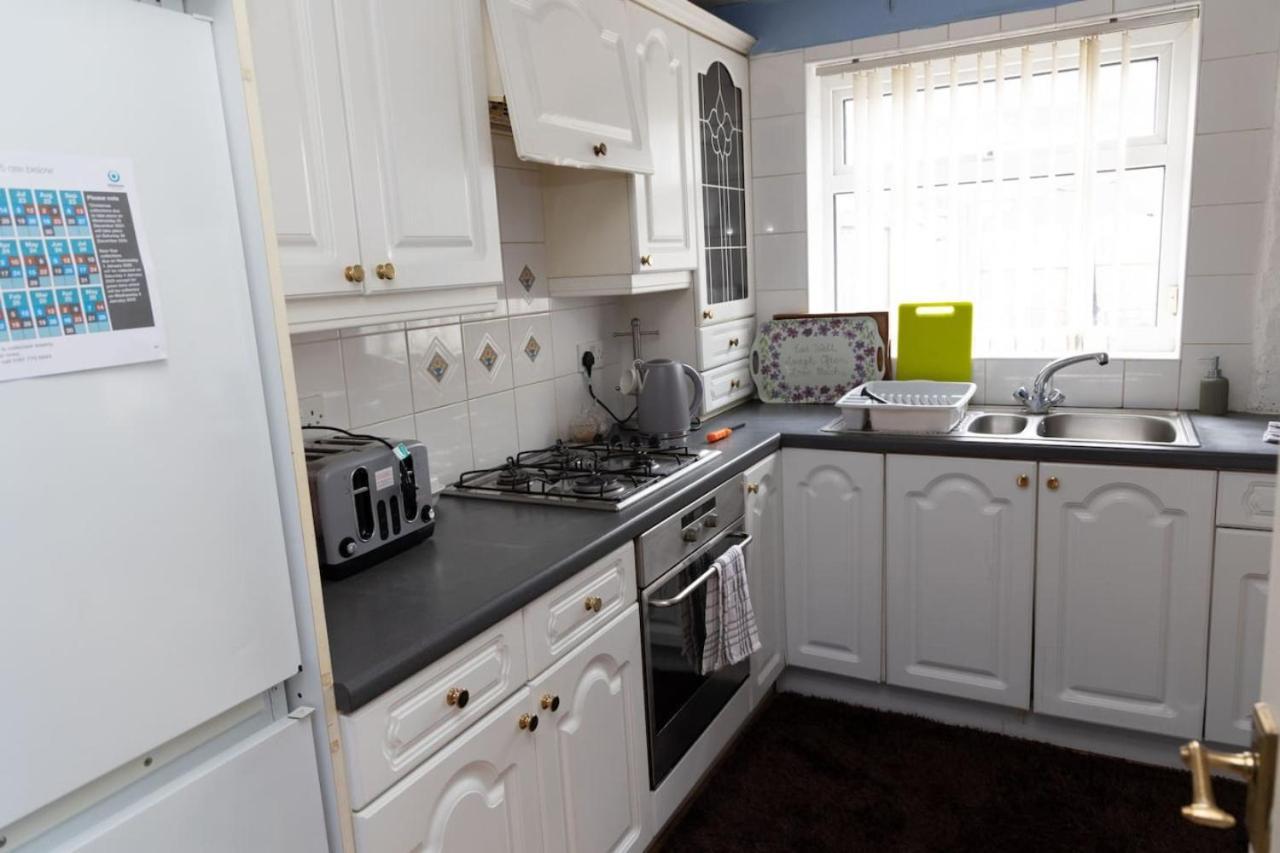 3 Bed Home Sleeps 8 People Located 1 Min From Train Stop - Otley Terrace Oldham Exterior photo