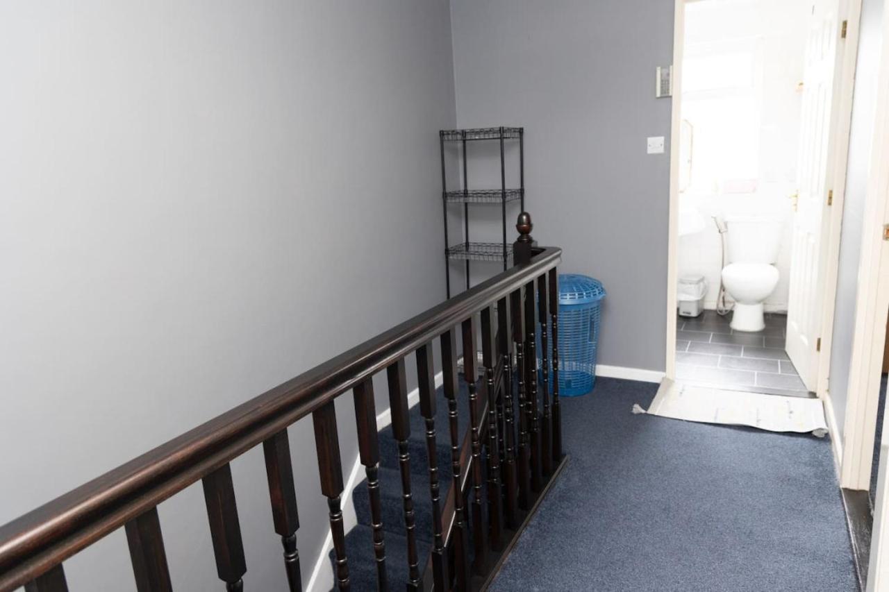 3 Bed Home Sleeps 8 People Located 1 Min From Train Stop - Otley Terrace Oldham Exterior photo