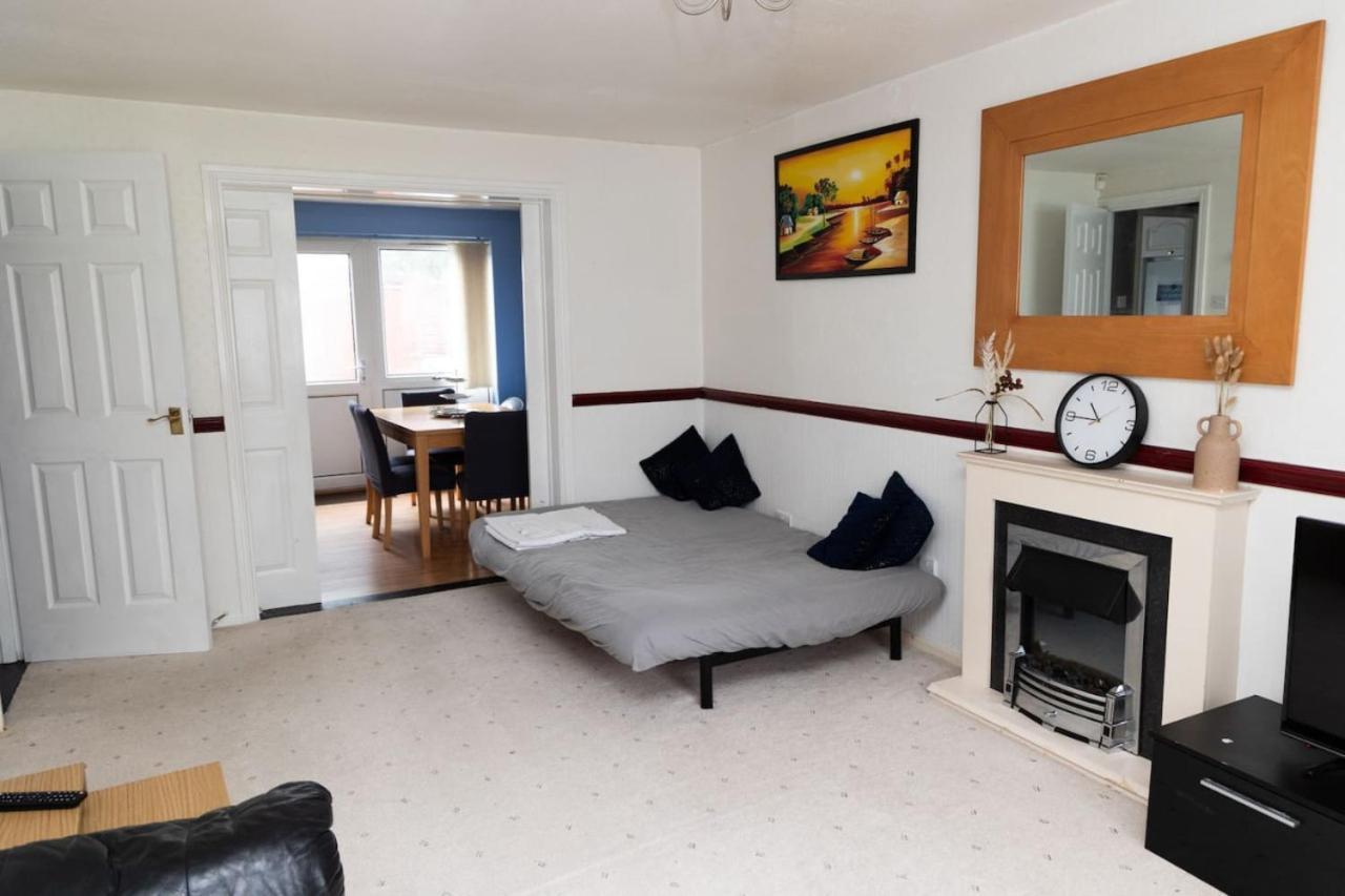 3 Bed Home Sleeps 8 People Located 1 Min From Train Stop - Otley Terrace Oldham Exterior photo